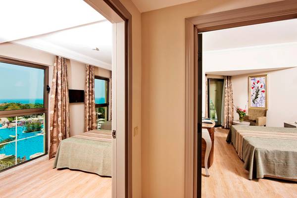 Doppelzimmer im Side Star Resort mit Poolblick und zwei Betten.
