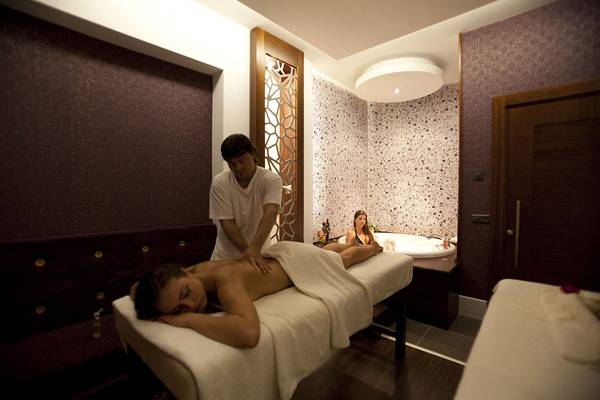 Massage im Side Star Resort mit einer Frau im Hintergrund in einem Whirlpool