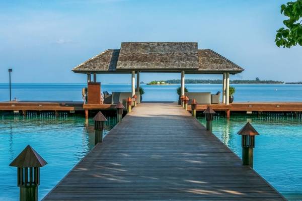 Dock am Lily Beach Resort & Spa mit Pavillon und Meerblick