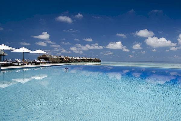 Außenpool des Lily Beach Resort & Spa mit Sonnenliegen und Sonnenschirmen
