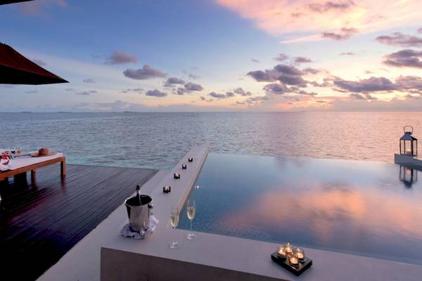 Abendstimmung auf der Terrasse des Lily Beach Resort & Spa mit Blick auf das Meer