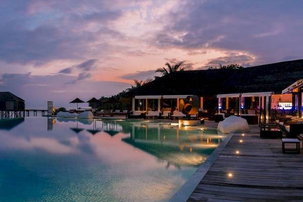 Lily Beach Resort & Spa Pool im Abendlicht