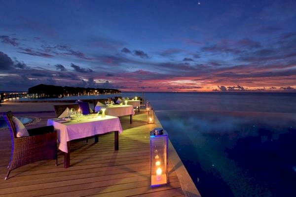 Abendessen am Pool des Lily Beach Resort & Spa mit Blick auf den Ozean.