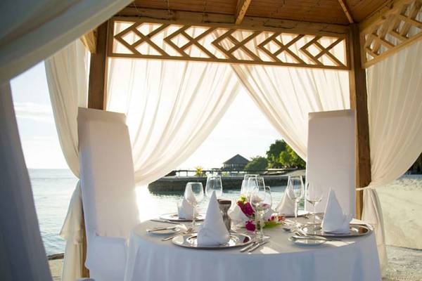 Essen auf dem Tisch im Lily Beach Resort & Spa mit Blick auf den Strand.