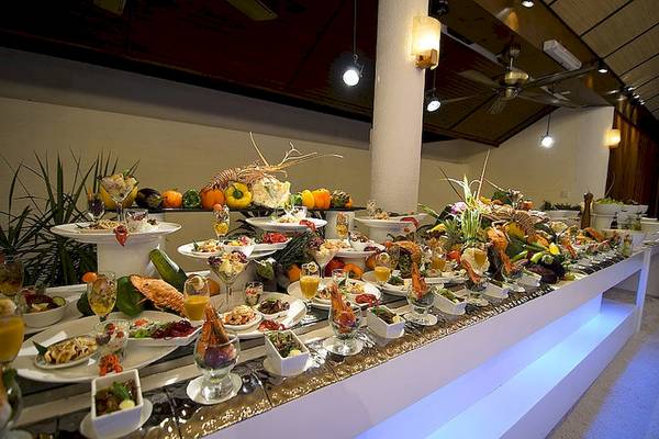 Buffet im Lily Beach Resort & Spa mit verschiedenen Gerichten und Früchten.