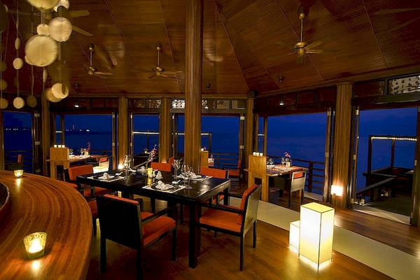 Abendessen im Innenrestaurant des Lily Beach Resort & Spa mit Blick auf den Ozean.