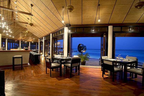 Innenbereich des Lily Beach Resort & Spa mit Restaurant und Blick auf das Meer.