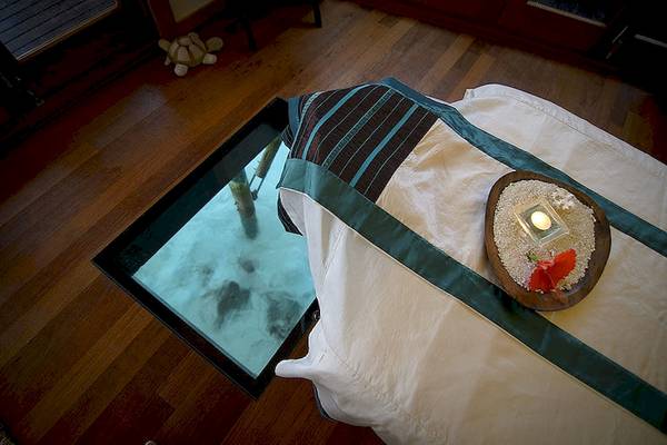 Zimmer im Lily Beach Resort & Spa mit Glasboden und Meersicht.