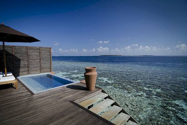 Terrasse des Lily Beach Resort & Spa mit Pool und Meerblick