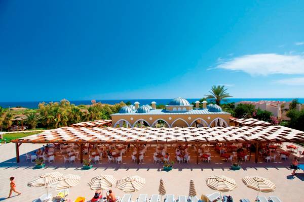 Aussenbereich des Side Star Resort Hotels mit Terrasse und Sonnenschirmen am Strand