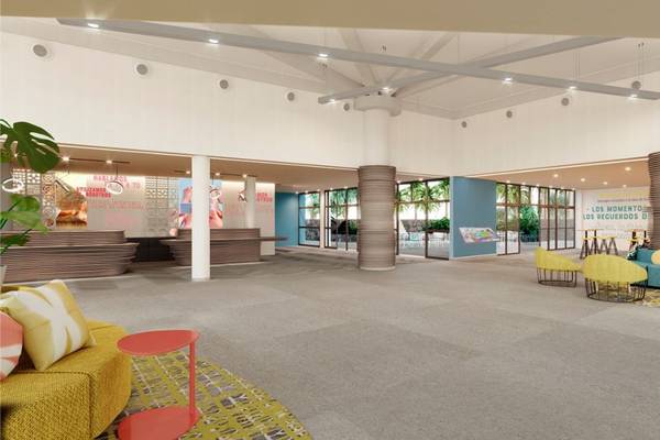 Lobby des Abora Interclub Atlantic Hotels mit bunten Möbeln und Dekorationen