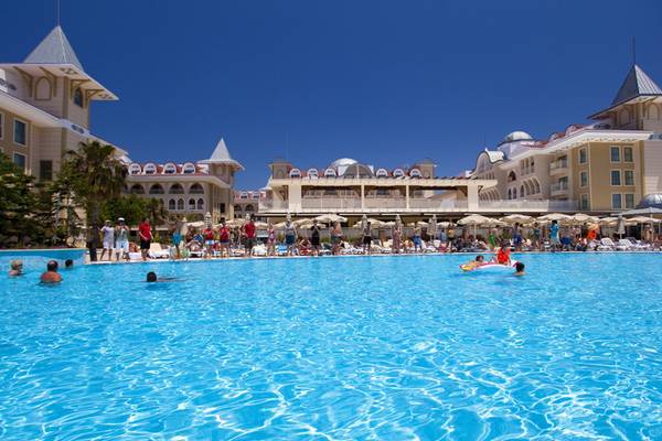 Außenpool des Side Star Resorts mit vielen Gästen, die schwimmen und sich entspannen.