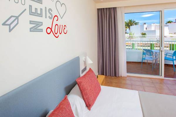 Zimmer im Abora Interclub Atlantic Hotel mit Blick auf einen Balkon und Außenbereich