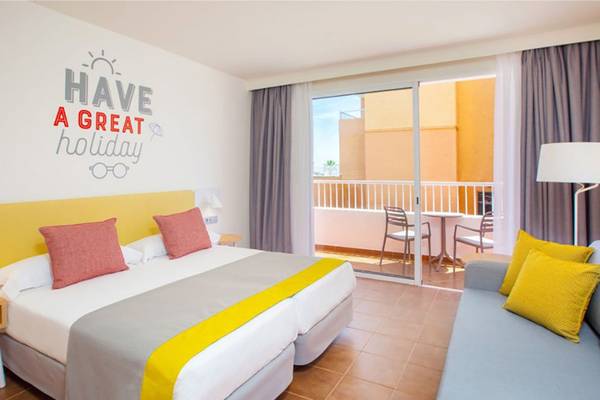 Zimmer im Abora Interclub Atlantic Hotel mit Doppelbett, Schlafsofa und Balkon