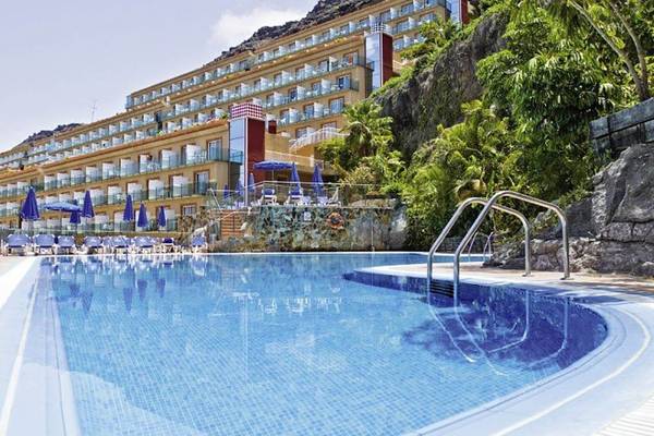 Außenpool des Mogan Princess & Beach Club Hotels mit Liegestühlen und Sonnenschirmen.