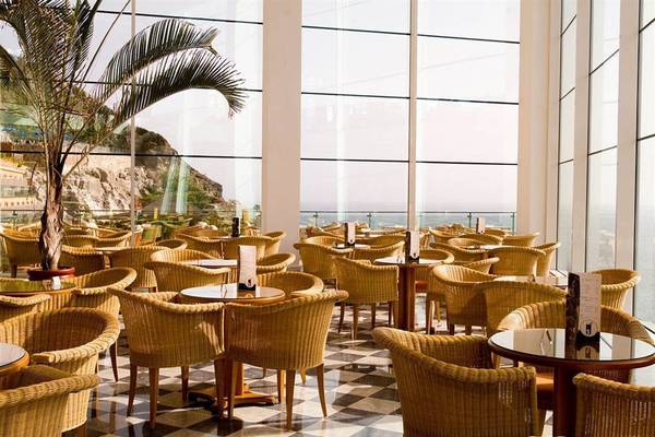 Innenansicht des Restaurants im Mogan Princess & Beach Club mit Blick auf das Meer.