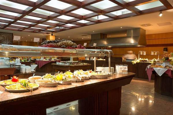 Buffet-Tisch im Mogan Princess & Beach Club mit verschiedenen Gerichten.