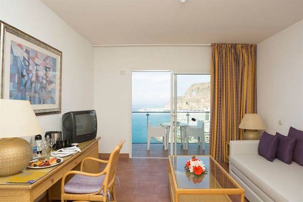 Innenansicht einer Suite im Mogan Princess & Beach Club Hotel mit Blick auf das Meer.