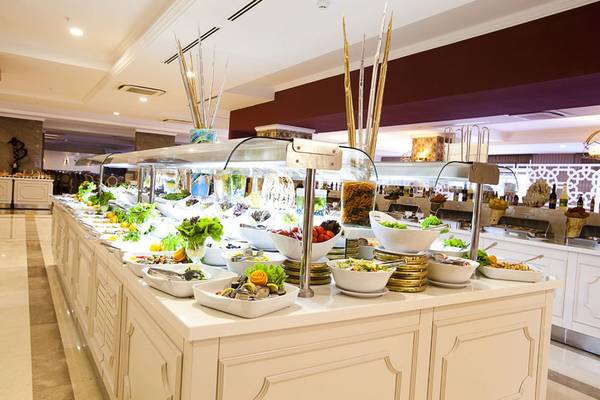 Buffet-Tisch im Side Star Resort Hotel mit verschiedenen Salaten und Gerichten.