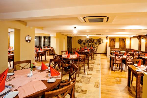 Innenansicht des Restaurants im Side Star Resort mit gedeckten Tischen und Stühlen.