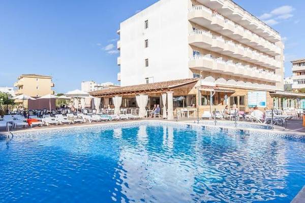 Außenpool des Bluesea Costa Bastian Hotels mit Loungeliegen und Gebäude im Hintergrund.