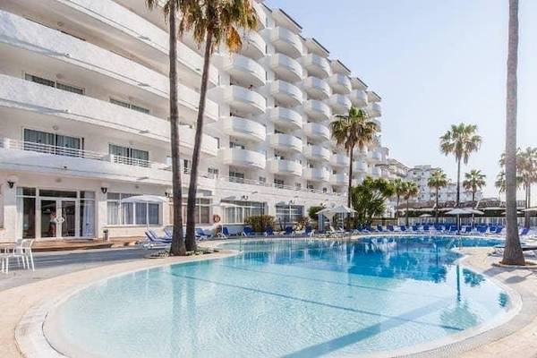 Außenbereich des Bluesea Costa Bastian Hotels mit Swimmingpool und Sonnenliegen