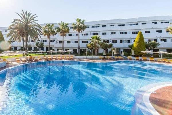 Außenpool des Bluesea Costa Bastian Hotels mit vielen Sonnenliegen und Sonnenschirmen