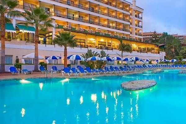 Außenpool des Bluesea Costa Bastian Hotels mit Lounge-Stühlen und Sonnenschirmen.