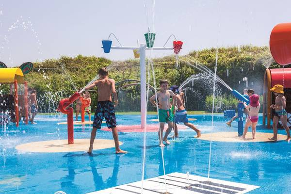 Kinder spielen auf einem Wasserspielplatz im Freien im Side Star Resort.
