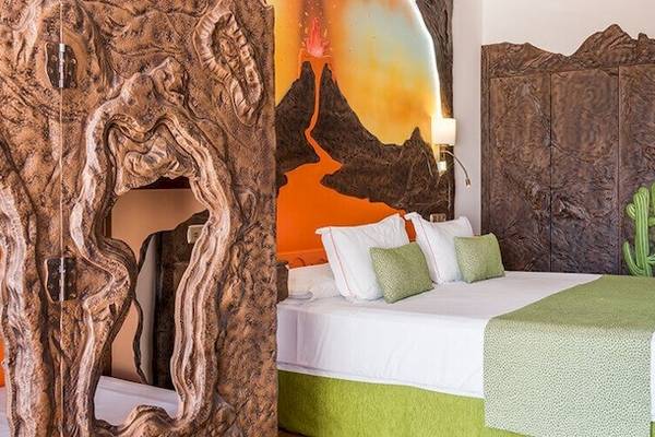 Doppelbettzimmer im Bluesea Costa Bastian Hotel mit vulkanischer Wandmalerei und Kaktusdesign.