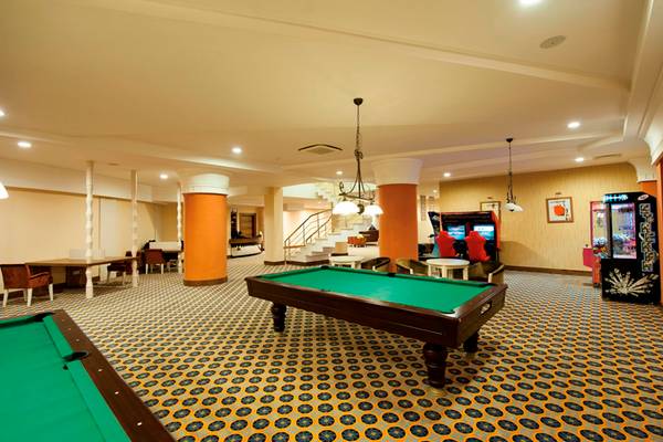 Spielzimmer im Side Star Resort mit Billardtischen und Arcade-Spielen.