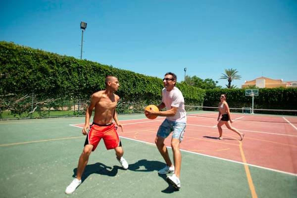 Tennisplatz mit Spielern im Side Star Resort