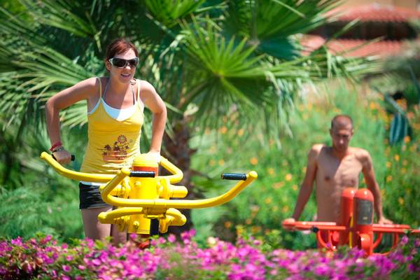 Frau und Mann bei Freizeitaktivitäten im Garten des Side Star Resorts
