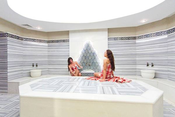 Zwei Frauen entspannen in einer luxuriösen Sauna im Side Star Resort.