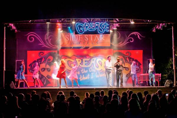 Greases Show auf der Bühne des Side Star Resort Hotels mit Darstellern und Publikum.