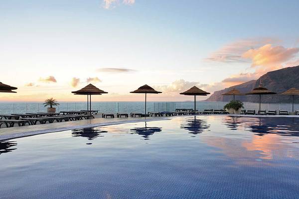 Pool im Barcelo Santiago Hotel mit Blick auf den Ozean bei Sonnenuntergang