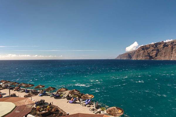 Aussicht auf das Meer und die Felsen vom Barcelo Santiago Hotel.
