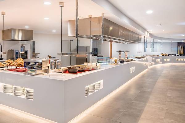 Frühstücksbuffet im Barcelo Santiago Hotel mit vielen Speisen, darunter Brot, Gebäck und Desserts.