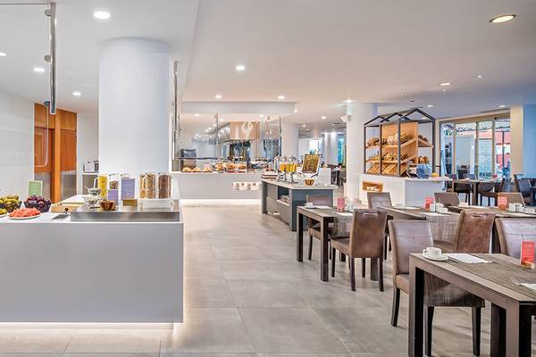 Frühstücksbuffet im Barcelo Santiago mit vielen Früchten und Gerichten.