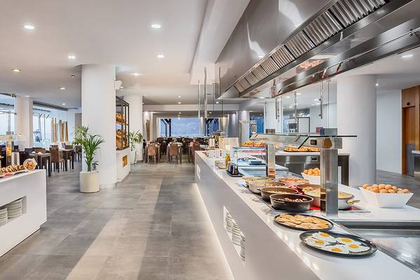 Frühstücksbuffet im Barcelo Santiago Hotel mit vielen Speisen und Tischen.