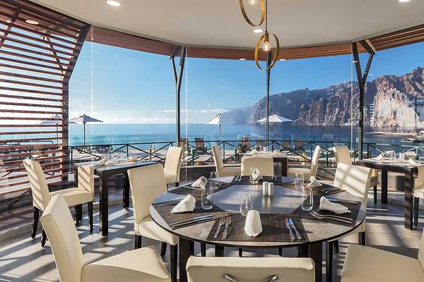 Innenansicht des Restaurants im Barcelo Santiago mit Blick auf das Meer und die Berge.