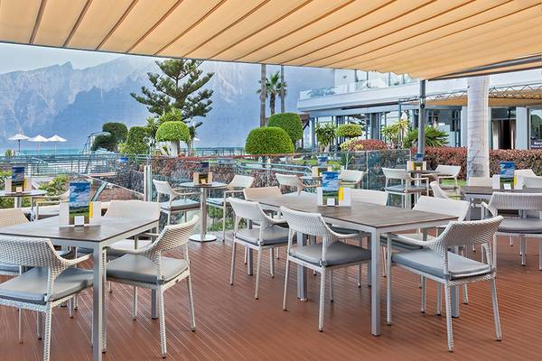Terrasse des Barcelo Santiago Hotels mit Blick auf das Meer und die Berge