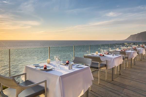 Barcelo Santiago Terrasse mit Blick auf das Meer bei Sonnenuntergang.