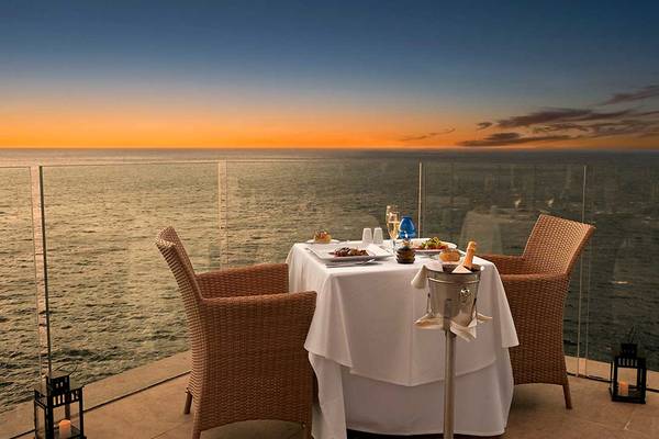 Barcelo Santiago Terrasse mit Blick auf den Ozean bei Sonnenuntergang.