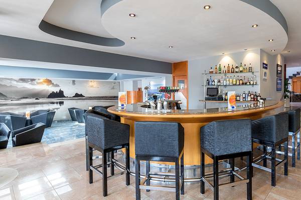 Die Bar im Barcelo Santiago Hotel mit einer großen Theke und vielen Sitzgelegenheiten.