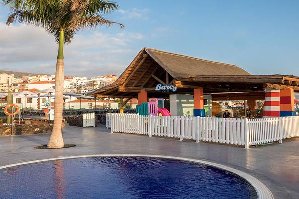 Außenbereich des Barcelo Santiago Hotels mit Pool und Kinderspielplatz