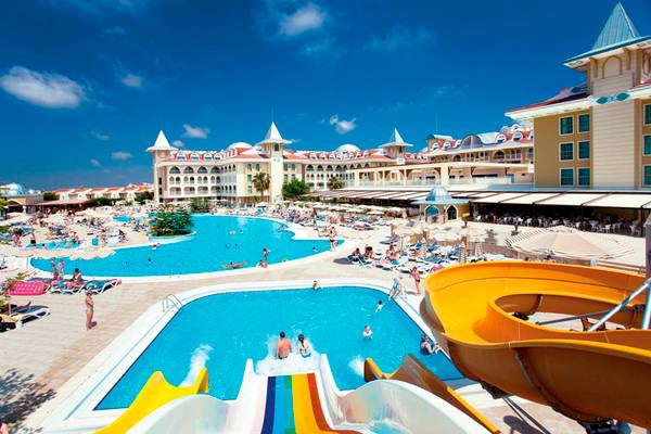 Außenbereich des Side Star Resorts mit mehreren Schwimmbecken und Wasserrutschen.