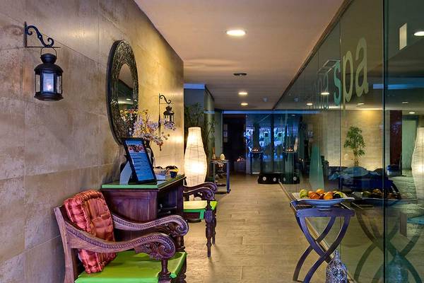 Eingangsbereich des Barcelo Santiago Hotels mit zeitgenössischem Design, Glaswänden und Möbeln.