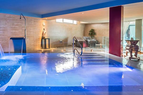 Innenpool des Barcelo Santiago mit fließendem Wasser und Loungebereich