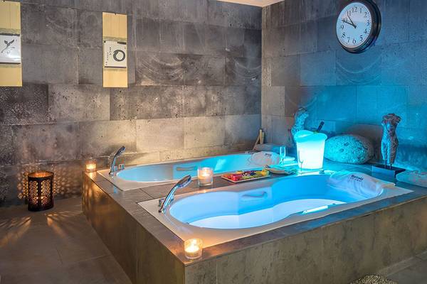Innenansicht des Jacuzzis im Barcelo Santiago Hotel mit blauen Lichtern und Kerzen.